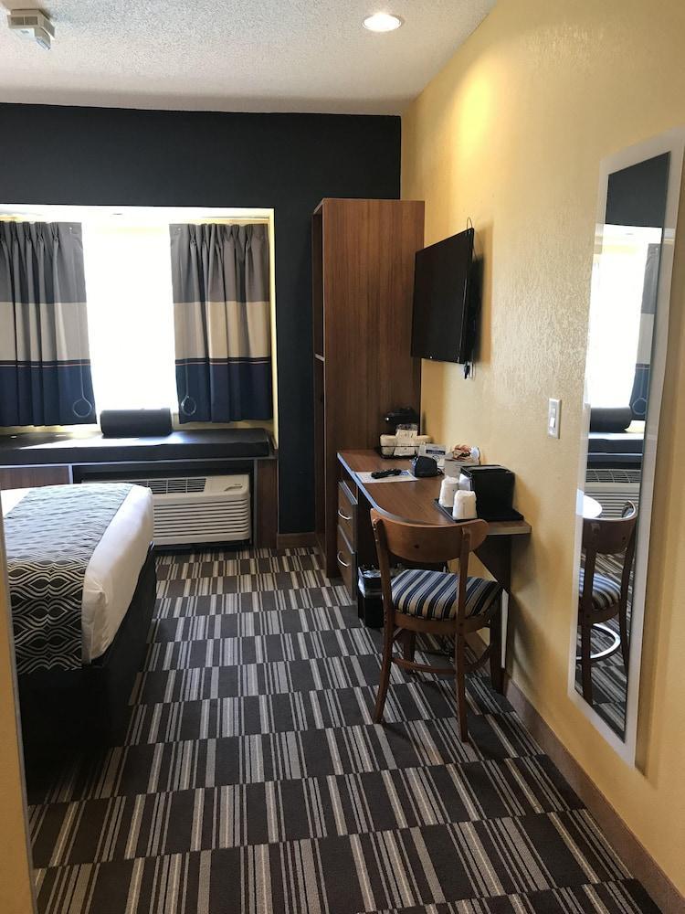 Hotel Microtel & By Wyndham Near Moore