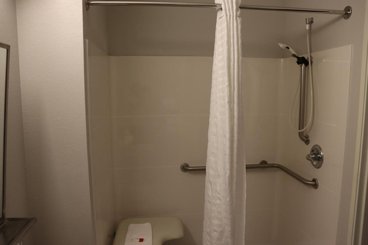 Microtel & By Wyndham Near Moore 2*