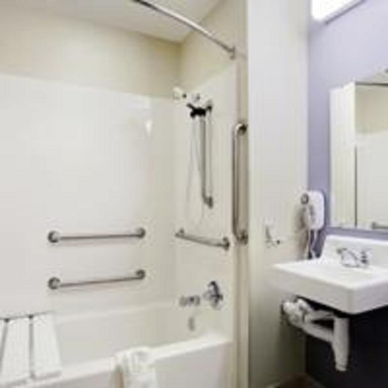 Microtel & By Wyndham Near Moore 2*